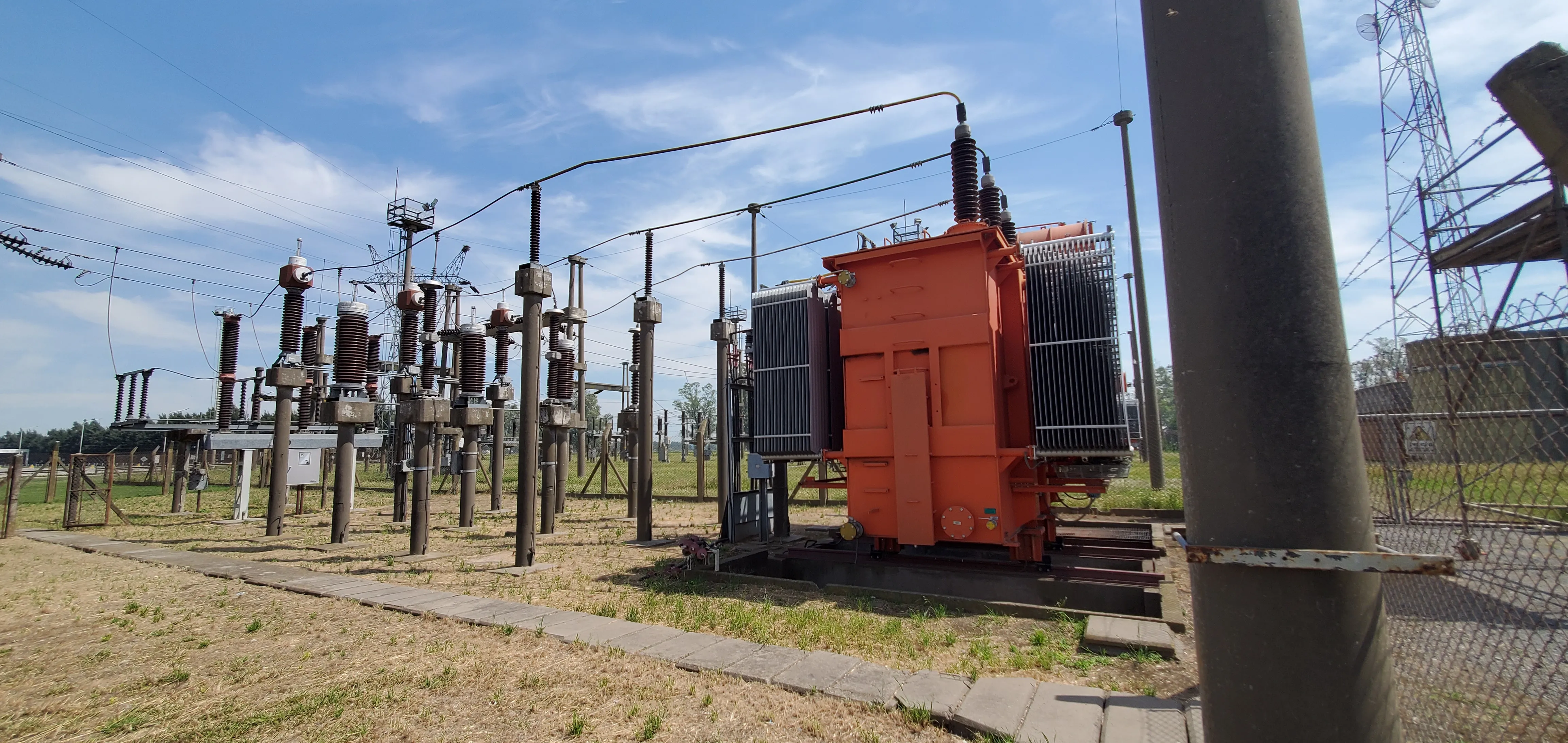 Ingenieros trabajando en media tensión